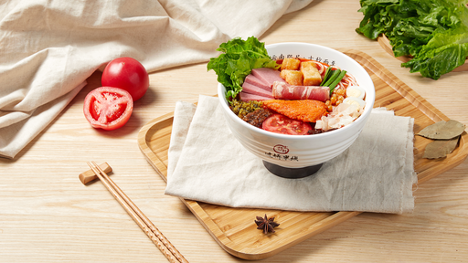 Sopa de tomate con carne de res en rodajas