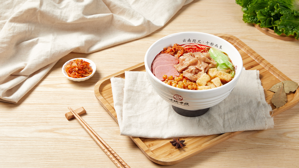 Sopa de pimiento verde con carne de res en rodajas