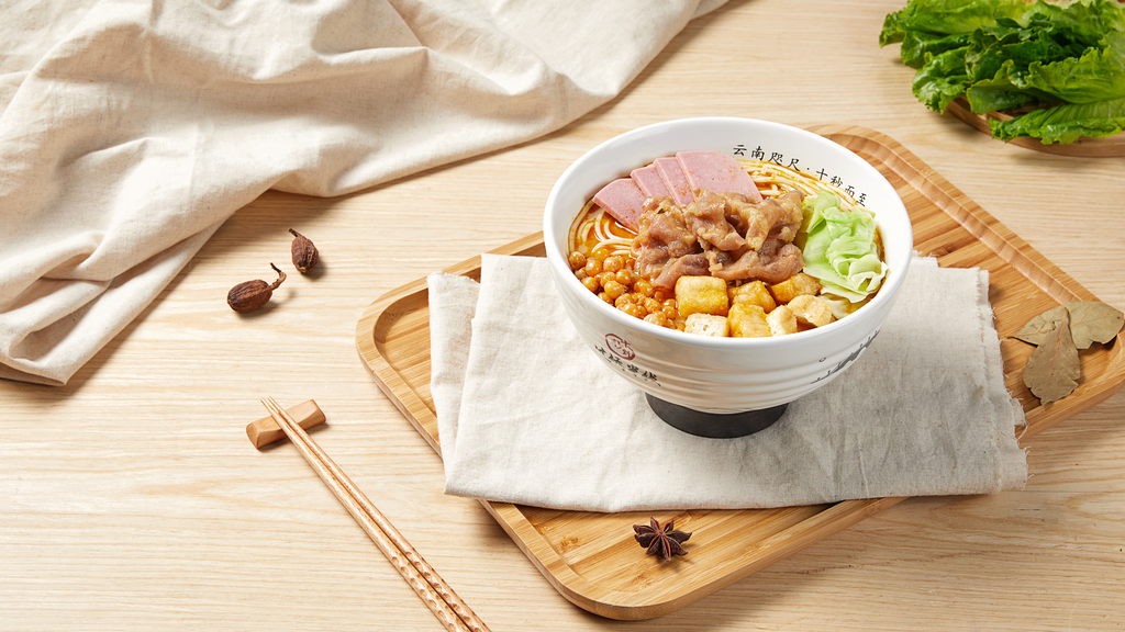 Sopa de pimientos encurtidos con carne de res en rodajas